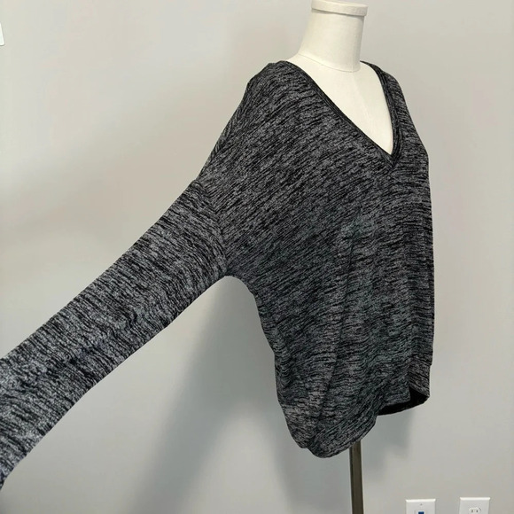 Aritzia Wilfred Free Devinette Long Sleeve V-Neck Top Heathered Gray Black - Picture 8 of 15